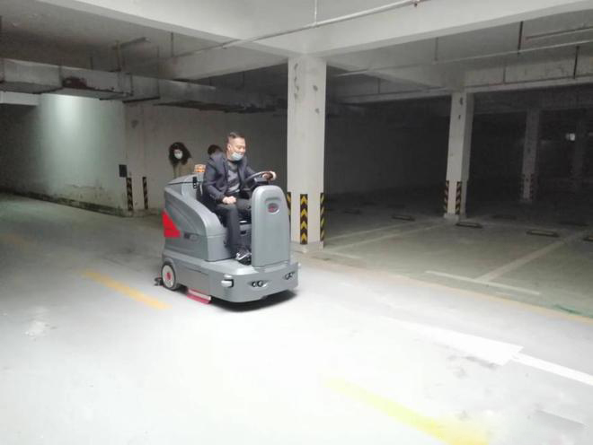 济宁小区物业保洁不用人力改用驾驶式洗地机了